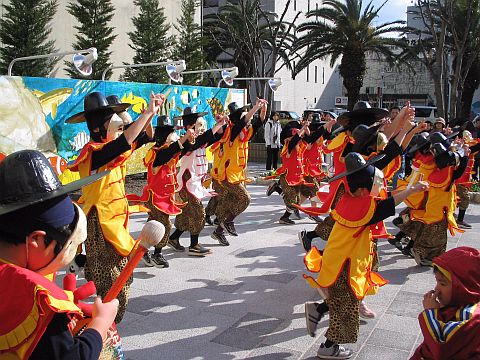 壁画の前で踊る子ども唐人の画像