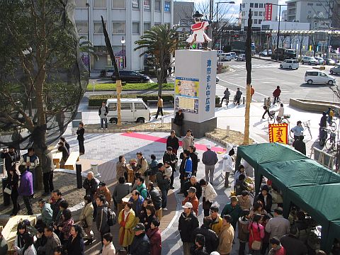 後ろは国道23号線 手前は物販ブースの画像